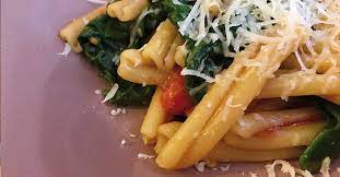 La pasta con ricotta e spinaci è, nella sua semplicità, molto golosa e gustosa e velocissima da preparare. Caserecce Con Spinaci E Pomodorini Una Ricetta Semplice E Sfiziosa
