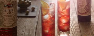 Porre lo zucchero nel bicchiere, aggiungere il ghiaccio ed il gin. Ambassador Martini