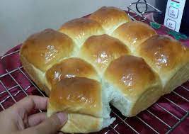 Cara membuat roti sobek baking pan 1.siapkan 270 gr tepung pro tinggi campurkan 1/2 fermipan/ragi instan, 3 sdm/60gr gula pasir, 1 bks/30 gr susu bubuk. Hokkaido Milk Bread Roti Kasur Sobek No Butter Lembut Resep Resep Makanan Minuman Dan Resep Roti