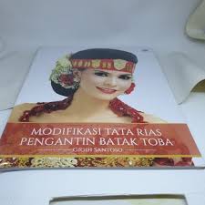 Sanggul rambut dewi variasi kepang ini lima untiran rambut yang saling meinindih dan membutuk sebuang tatanan sanggul yang sangat feminim. Buku Modifikasi Tata Rias Pengantin Batak Toba Gigih Santoso Shopee Indonesia