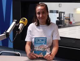 Tatsächlich können sie sich nicht einmal gefahrlos auf der straße küssen. Unterwegs In Albanien Fm4 Orf At