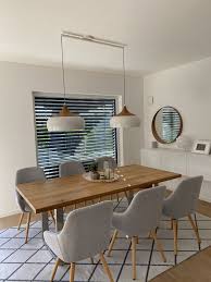 twee lampen boven de tafel kamer decoratie appartement inrichting thuisdecoratie