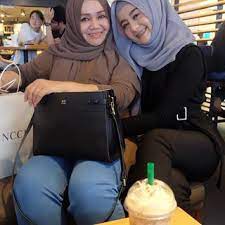 Gambar Mungkin Berisi 3 Orang Orang Duduk Celebrities Fashion Hijab