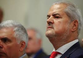 Acțiunea vine după ce parlamentul a decis, în luna februarie, eliminarea indemnizației pentru limită de vârstă, acordată foștilor parlamentari. Adrian Nastase Pagina 3 Insolent