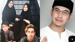 Pipik dian irawati atau akrab disapa umi pipik akhirnya mau melakoni dunia akting. Umi Pipik Bongkar Sosok 2 Istri Uje Beberkan Reaksi Anak Anak Soal Ibu Tiri Habis Mau Gimana Lagi Tribunnewsmaker Com
