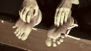 くすぐりハロウィン!邪悪な熟女は、男性の足の裏をくすぐり、拷問するのが大好きです