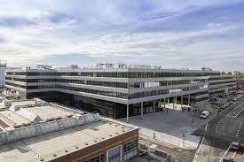 It is the site of the headquarters of the german automobile manufacturer audi, defence aircraft manufacturer airbus (formerly cassidian air systems), and electronic stores media markt and saturn. Audi Ingolstadt Building H6 Lindner Group