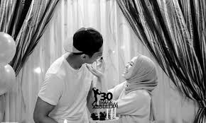 Kini berusia 27 tahun (2019). Emma Maembong Bercinta Dengan Abang Syed Saddiq