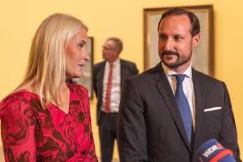 Weil ich so bewegt bin, von dem, was die kronprinzessin uns erzählt. E0ejqezosssnzm