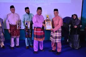 Former national mosque grand imam tan sri syaikh ismail muhammad has been named the recipient of the national tokoh maal hijrah 1443h/2021 award. Berita News Unimap Unimap Council Of Professors Chairman Feted Tokoh Maal Hijrah 1440h