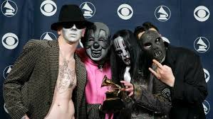 Agli inizi del 1995, entrò nei the rejects come chitarrista, suonando soltanto in un paio di concerti. Slipknot Drummer Joey Jordison Voted Best Of Last 25 Years