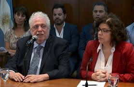 El ministro de salud ratificó que el periodo de aislamiento continuará después del 10 de mayo, aunque se están estudiando algunos cambios que apuntan a lo social y económico. Tww5gcal4irjhm