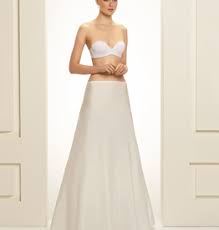 Ein reifrock hat die form von einer glocke und hilft euch dabei, die stoffmengen von dem brautkleid etwas von der haut weg zu halten. Reifrock Passend Zum Brautkleid Gunstig Kaufen Brautkontor