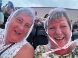 Annoy OASIS by wearing a 'blur' hat at their gig.