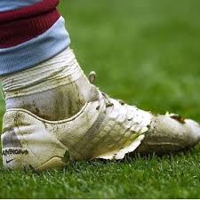 Grealish, who has scored six goals and made 12 assists, has been instrumental in villa's progress under boss dean smith and he wishes a full house at villa park on matchday had. Jack Grealish Tragt Zerfetzte Nike Schuhe In Entscheidenden Playoffs Fur Premier League Hier Erfahrst Du Warum Nur Fussball