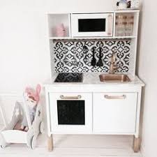 Con cualquiera de estas alfombras de ikea, tu casa ganará en estilo y tu suelo en calidez sin las verás en salones de el mueble, pero también en dormitorios, habitaciones infantiles, cocinas y baños. 72 Mejores Imagenes De Ikea Kitchen Diy Cocinas De Juguete Cocina Ikea Y Ikea