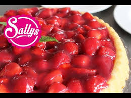 Zucker nach und nach einrieseln lassen und zu einer glänzenden masse verrühren. Erdbeerkuchen Obstkuchenboden Grundrezept Mit Gelatinefreiem Guss Sallys Welt Youtube