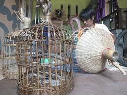 Sangkar bentuk bulat dari bambu mencoba membuat sendiri kurung atau sangkar burung yg bentuknya bulat, alhamdulillah jadi. Manfaatkan Ruas Bambu Untuk Kerajinan Sangkar Burung