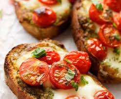 Mozzarella Bruschetta Mozzarella Bruschetta Recipe Marmiton In 2020 Bruschetta Recept Toast Toppings Food