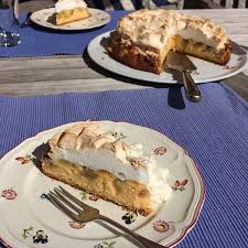 Die springform (ø 26 cm) einfetten, oder mit backtrennspray einsprühen, den kalten mürbeteig ausrollen, dabei einen rand von ca. Mein Rhabarberkuchen Mit Baiser Chili Und Ciabatta