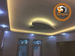 Yatak odası için asma tavan modelleri, yukarıdaki fotoğraftaki ince kirişler tavanda çok ağır değildir ve yatak odasındaki diğer cesur unsurları dengeler. Yatak Odasi Asma Tavan Modelleri 14 Ihtisam Yapi Dekorasyon Gaziantep Yapi Asma Tavan Modelleri