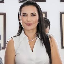 Laura Canton's Instagram, Twitter & Facebook