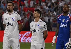 Maxi Silvera, su primera titularidad clásica y los jugadores de Peñarol que no lo saludaron en la previa