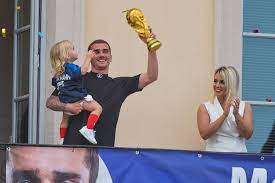 Erika choperena extirpée des gradins pour se rendre sur la pelouse. Antoine Griezmann Et Son Epouse Erika Fetent Les 3 Ans De Leur Fille Mia