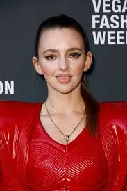 Natasha Bassett's Instagram, Twitter & Facebook