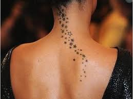 Vous avez envie de vous faire un tatouage sur votre nuque, mais vous ne savez pas quel dessin choisir ? Tatouage Femme Cou Etoiles Acidcruetattoo 2021