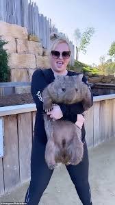 Rebel wilson wehrt sich gegen fiese mutmaßungen über ihr&nbsp;. Rebel Wilson Zeigt Ihre Wombat Training Nach 18 Kilo Gewicht Verlust Aktuelle Boulevard Nachrichten Und Fotogalerien Zu Stars Sternchen