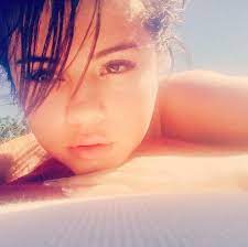 Collection with 12725 high quality pics. Selena Gomez Zeigt Sich Ungeschminkt Stars Ungeschminkt Naturlich Schon Cosmopolitan