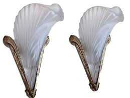 Paire D Appliques Art Deco Modele Plume En Verre Moule Galerie Florentine Antiquaire En Ligne En 2020 Applique Art Deco Art Deco Verre Moule