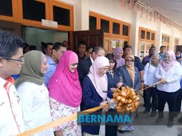 Timbalan perdana menteri merangkap menteri pembangunan wanita, keluarga dan masyarakat, datuk seri dr wan azizah wan ismail (tengah) menerima mockup cek daripada pengerusi malaysia airports tan sri zainun ali (kiri) ketika gimik majlis pelancaran digital space (makmal ict) di pusat perkembangan kemahiran kebangsaan, serendah hari ini. Bernama A Twitter Tpm Drwanazizah Merasmikan Makmal Ict Digital Space Di Pusat Perkembangan Kemahiran Kebangsaan Serendah