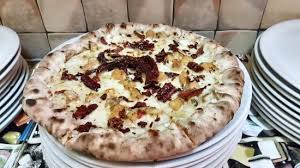 Attenti, però, che non brucino. Pizza Baccala E Peperoni Cruschi Con Cornicioni Ripieni Di Ricotta Picture Of Zahir Sassano Tripadvisor