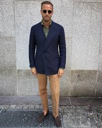 Vous pouvez leur rendre leur légère rigidité et empêcher leur col de s'enrouler avec un fer à repasser et de l'amidon. Comment Porter Le Polo Ou La Chemise En L Absence De Veste