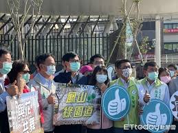 快醒醒，英雄。 距游戏首次公布的八年后， 《赛博朋克2077》终于正式和大家见面了。 进入夜之城的钥匙现在就握在你的手中。 是时候偷一波装备，寻一些刺激或是来一两场超梦体验了! Oww3mb7ob Qmom