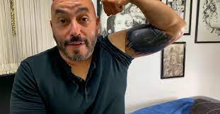 Lupillo rivera polémico nuevamente por tapar el tatuaje que se hizo por el amor que le tenía a su exesposa mayeli, ahora es en honor de su mamá doña rosa. Iae4porcvbum3m