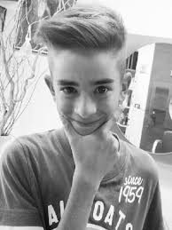 Un ragazzo isolano tra le comparse della serie Tv diretta da George  Clooney.