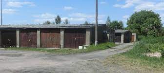 The bathroom has a working jet tub and nice wall tile. Datei Ddr Garagen Jpg Wikipedia
