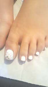Cute, pretty, and easy toe nail designs for summer, fall, and spring in 2021. Toe Nails Toenail Design Shellac White Glitter Ombre Gradient Design Glitter Nails Ombre Shellac Toenail Toe Nail Designs Glitter Toes Glitter Toe Nails