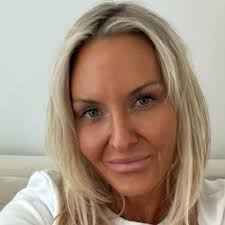 Image Description: A tweet by Lauren Devine @LaureenMarie_ My school sent  out a warning about cougar sightings and some kid replied this to the  entire school. Screenshots of email correspondence received