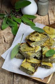 Ora iniziate a preparare il vostro tortino ,sul fondo della teglia,mettete un po di olio e un po di pane grattugiato,iniziate a mettere. Sformato Di Patate E Carciofi Tacchi E Pentole