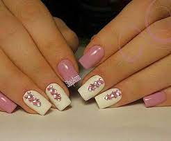 Blanco y negro en esta decoración de uñas donde solo los puntos. Pin De Valeria Barragan En Nails Disenos Artisticos En Unas Manicuras Disenos De Unas Modernas