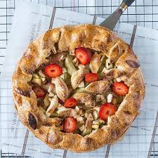 En Preparation Tarte Rhubarbe Pomme Avec L Irremplacable Recette De La Pate Brisee Sucree D Armand Felder Tartes Et Clafoutis C Food Vegetable Pizza Vegetables