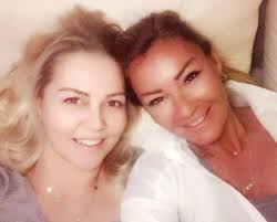 21 yaşındayken miss turkey adlı yarışmada birinci olarak adını iyiden iyiye duyurmaya başladı. Pinar Altug Un 26 Yillik Dostuyla Arasi Acildi