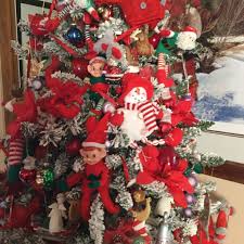 Between the forest animal ornaments and the classic tree stump base, this tree gives us a woodsy cabin vibe—all that's missing is a set of flannel pajamas. Do You Decorate Your Christmas Tree With A Particular Theme If So What Is Your Favorite One Quora