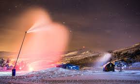 Set at an altitude of 2,080 in the summer pas de la casa is much quieter and attracts shoppers and walkers, there are still a few bars and restaurants open to cater for their needs. Grandvalira Abre El Pas De La Casa A Precio Reducido Del Forfait Noticias Nevasport Com