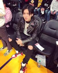 林俊傑（英語： wayne lim jun jie ，藝名：jj lin；1981年3月27日 － ），新加坡 華裔 男歌手、詞曲作家、音樂製作人、品牌潮牌衣服企業人士，曾拿下金曲獎 最佳新人獎以及兩屆金曲獎最佳男歌手。 2003年，發行首張創作專輯《樂行者》，之後憑藉2004年的專輯《第二天堂》中《江南》一曲成名，隨後的. Wvxlway Ssrkgm
