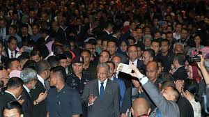 Jika diluluskan, kita menjangkakan lebih rm1 billion bantuan khas berbentuk bonus aidilfitri akan diberikan kepada penjawat awam seluruh negara. Mahathir Assures Raya Bonus For Civil Servants